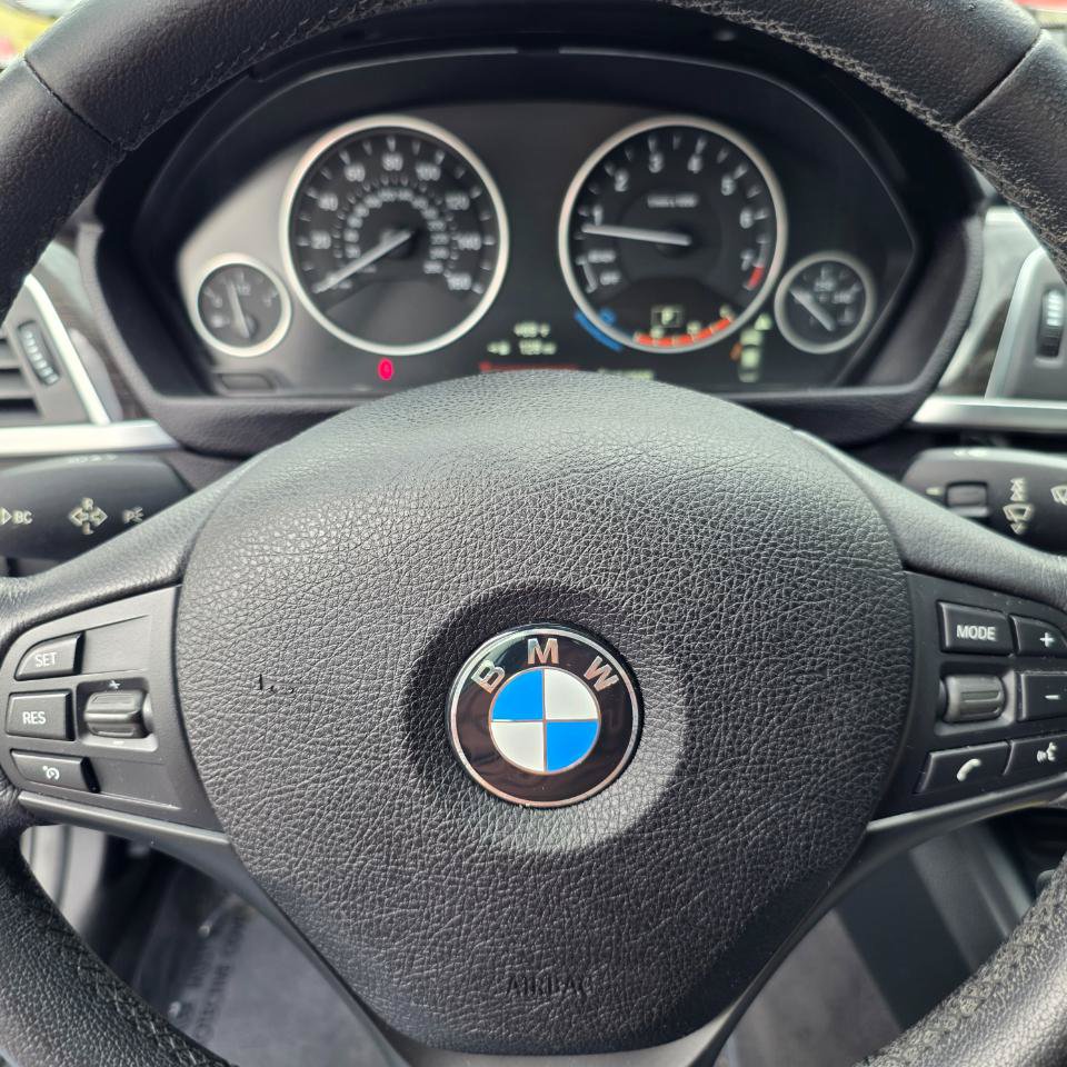Used 2017 BMW 320i xDrive Sedan AWD/4WD image 16