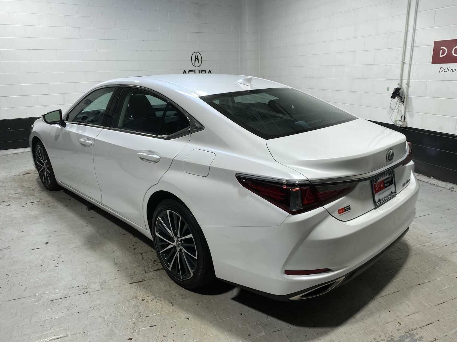 Used 2024 Lexus ES 350 w/ Premium Package FWD image 4