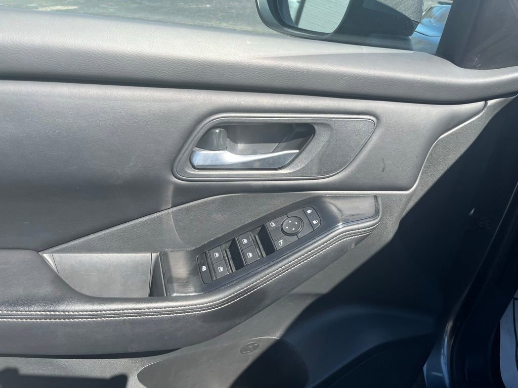 Used 2025 Nissan Rogue SV AWD/4WD image 10