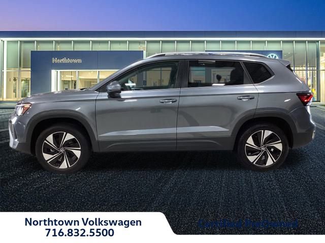 Used 2025 Volkswagen Taos SE w/ Panoramic Sunroof Package image 2