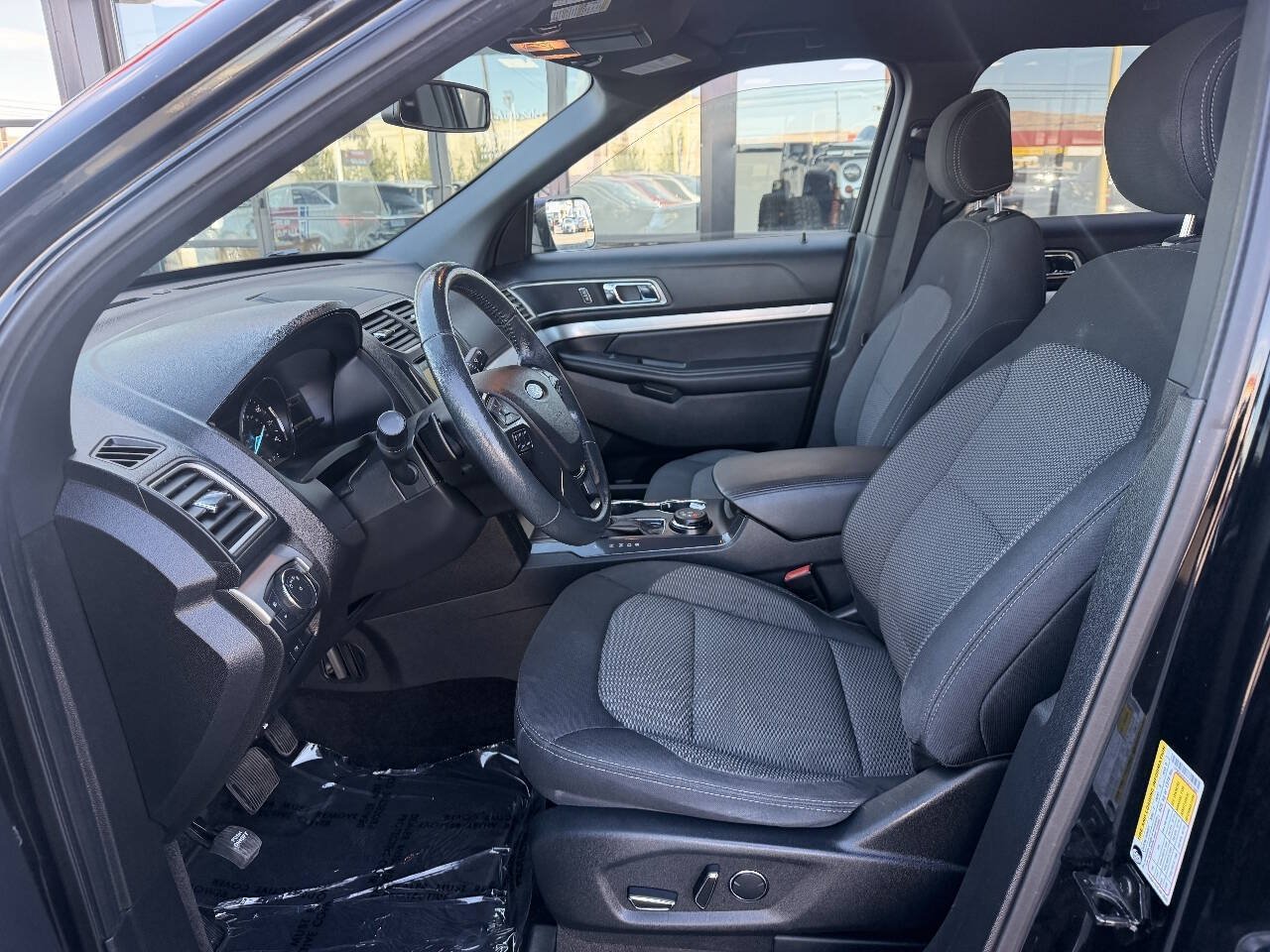 Used 2017 Ford Explorer XLT w/ Equipment Group 201A AWD/4WD image 12