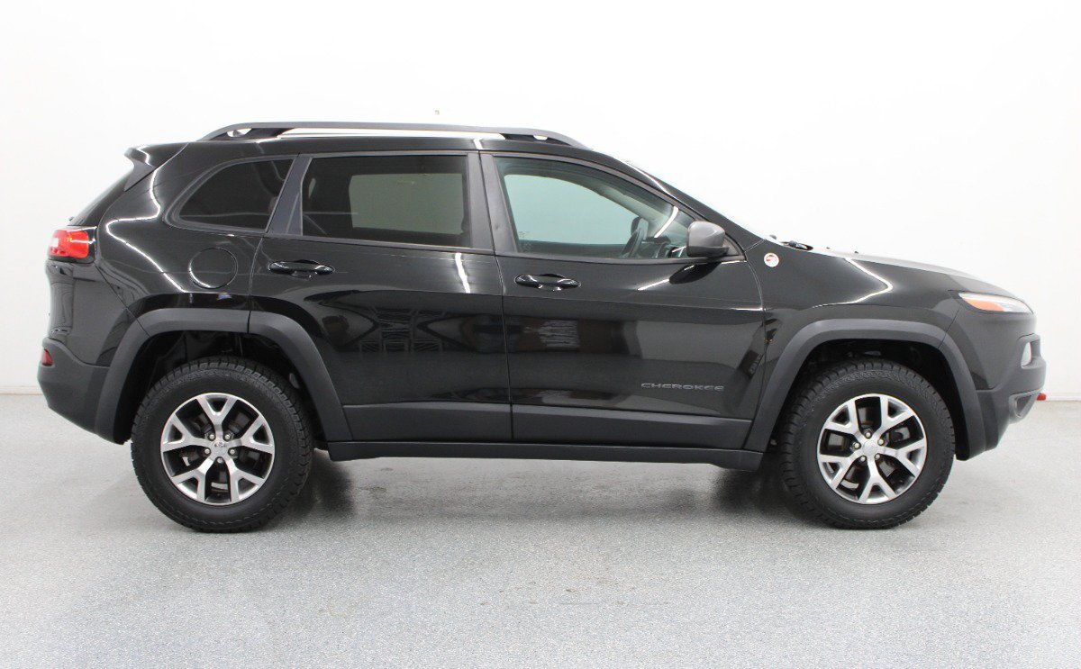 Used 2015 Jeep Cherokee Trailhawk AWD/4WD image 2