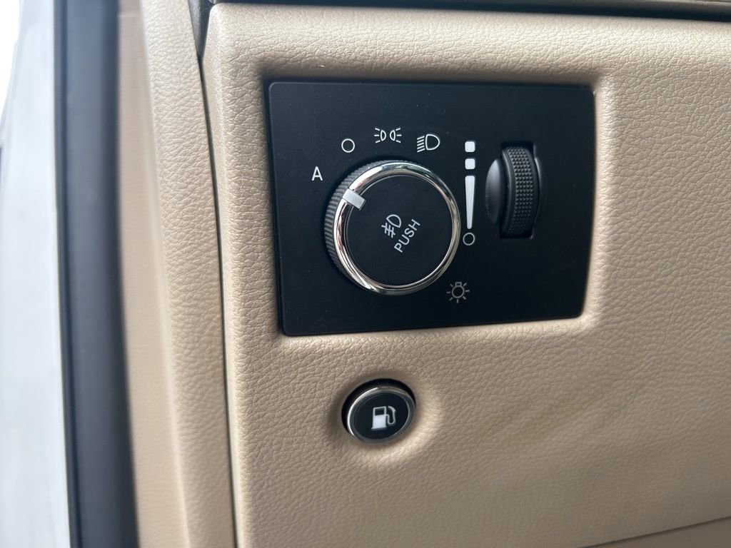 Used 2019 Jeep Grand Cherokee Overland AWD/4WD image 18