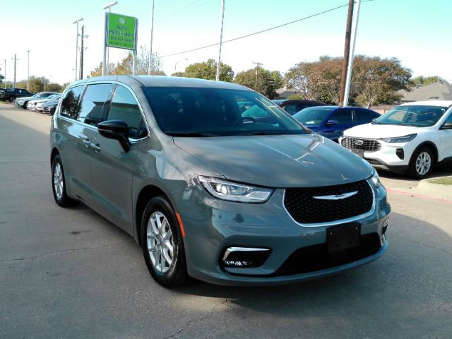 Used 2025 Chrysler Pacifica Select image 4