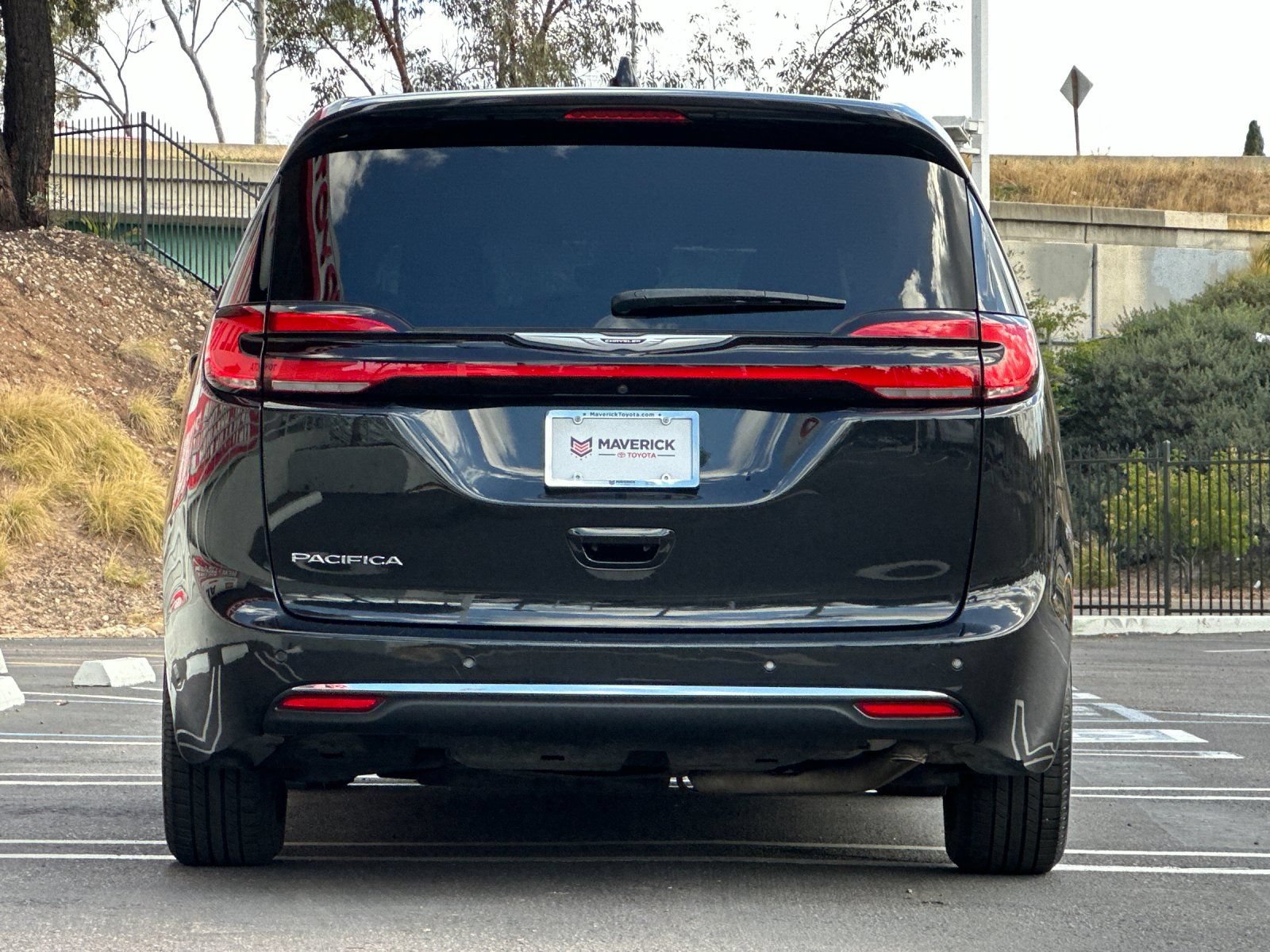 Used 2023 Chrysler Pacifica Touring-L FWD image 4