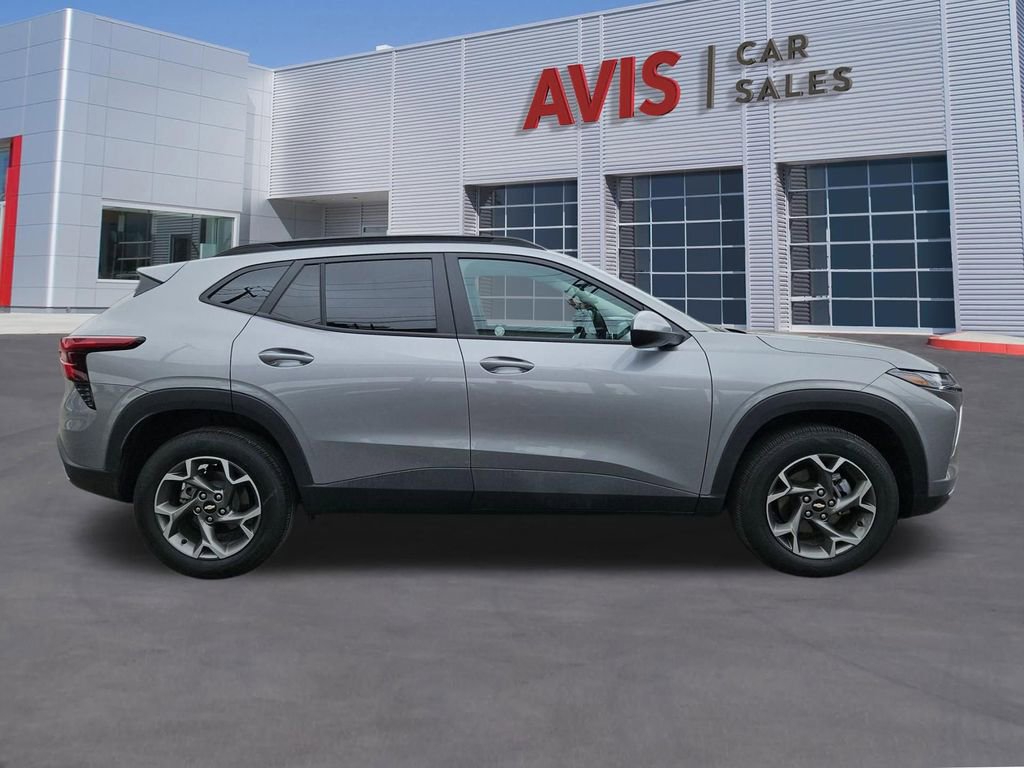 Used 2025 Chevrolet Trax LT w/ LT Convenience Package FWD image 7