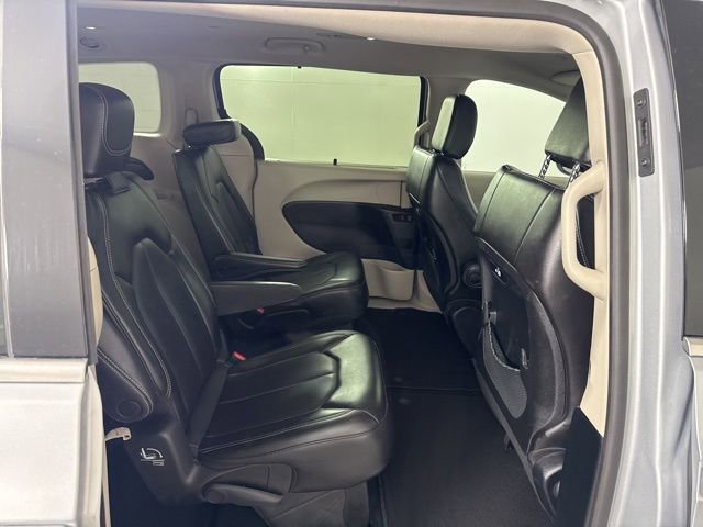 Used 2023 Chrysler Pacifica Touring-L image 19
