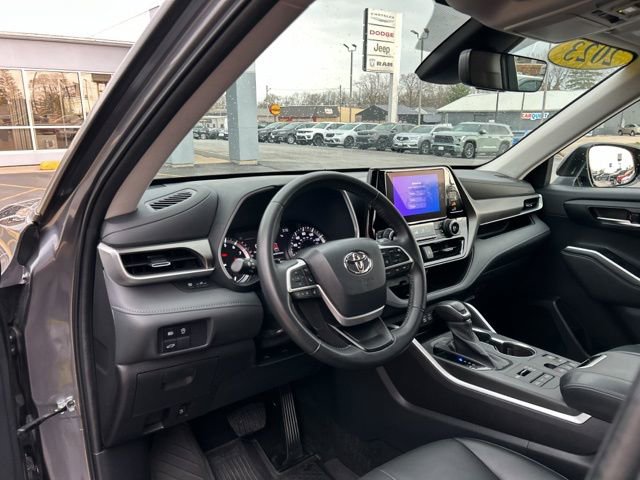 Used 2023 Toyota Highlander XLE image 32