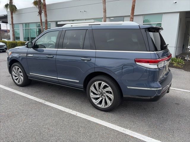 Used 2023 Lincoln Navigator Reserve image 3