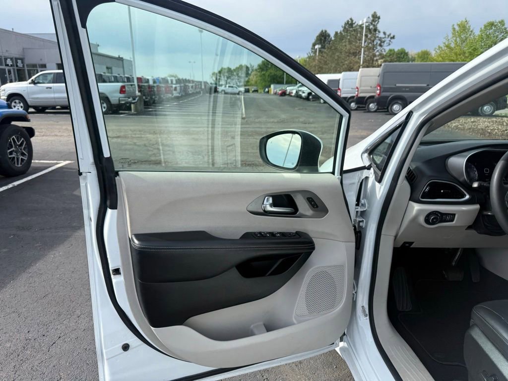 Used 2023 Chrysler Pacifica Touring-L FWD image 10