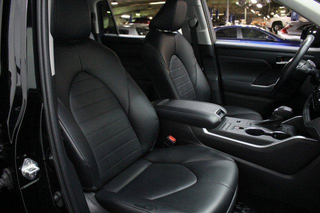 Used 2022 Toyota Highlander XLE image 23