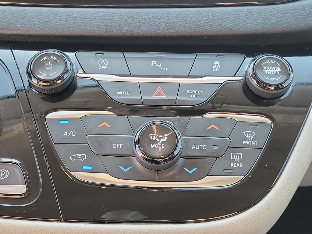 Used 2019 Chrysler Pacifica Touring-L FWD image 29
