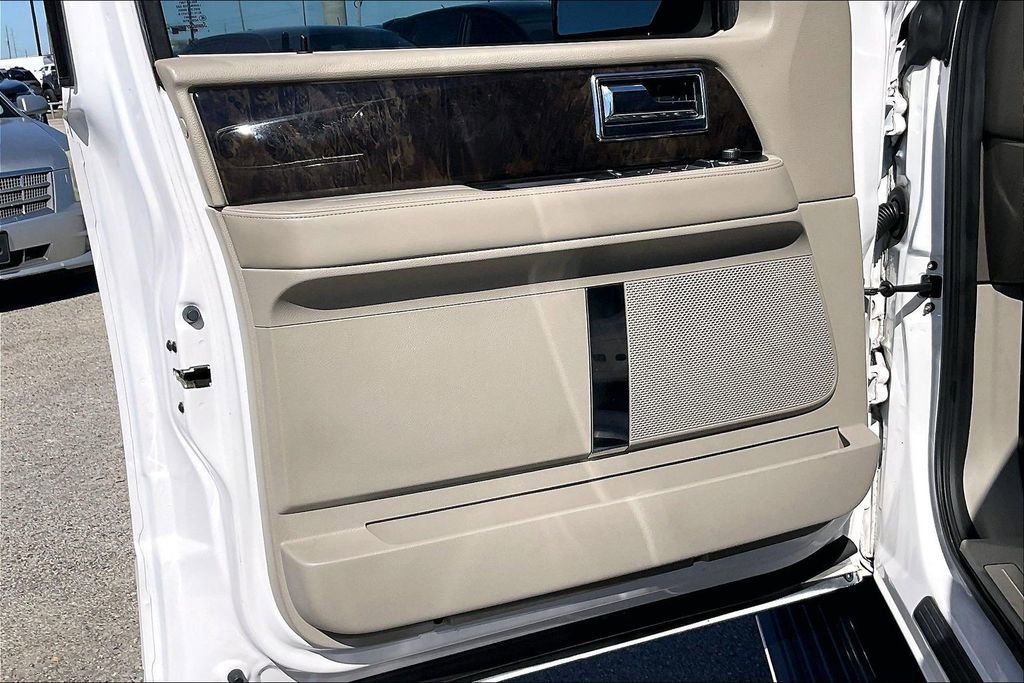 Used 2017 Lincoln Navigator Select image 17