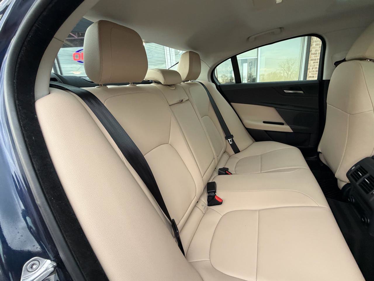 Used 2017 Jaguar XE Premium image 28