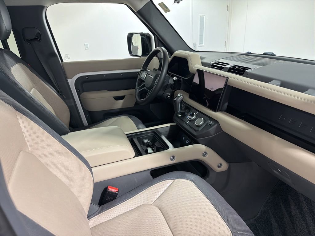 Used 2024 Land Rover Defender 130 X-Dynamic SE image 24