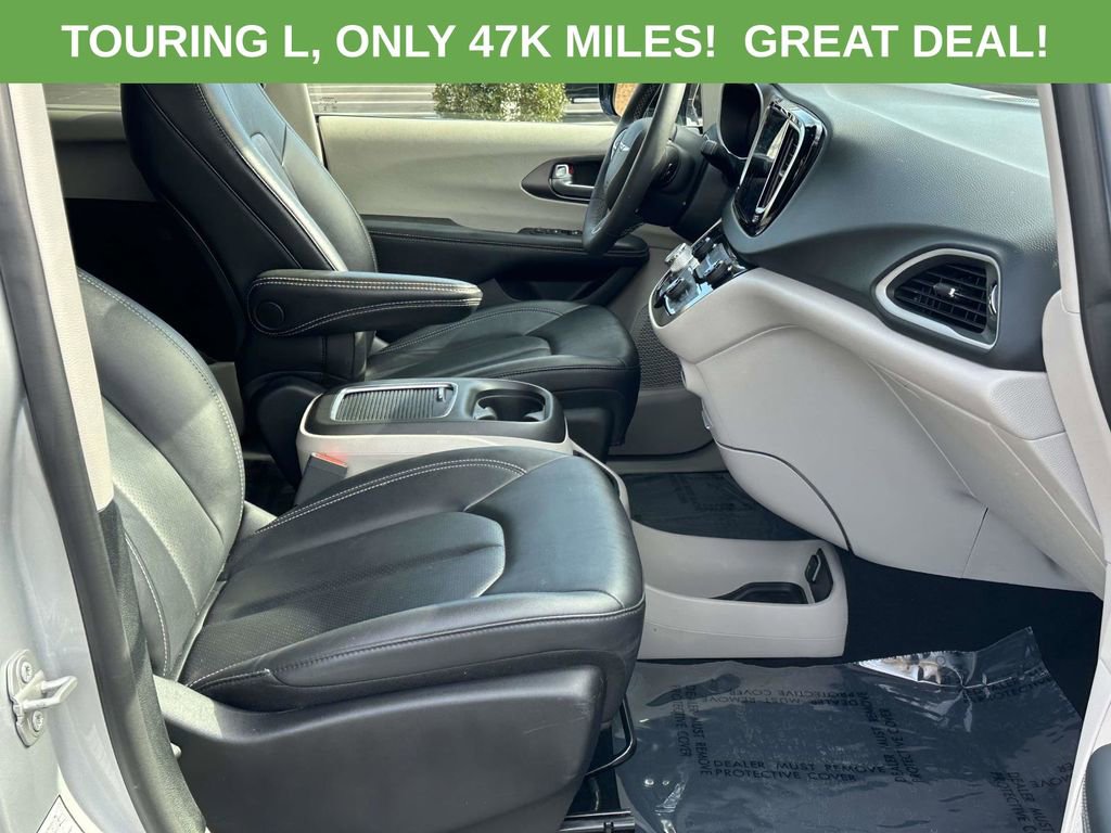 Used 2024 Chrysler Pacifica Touring-L FWD image 6