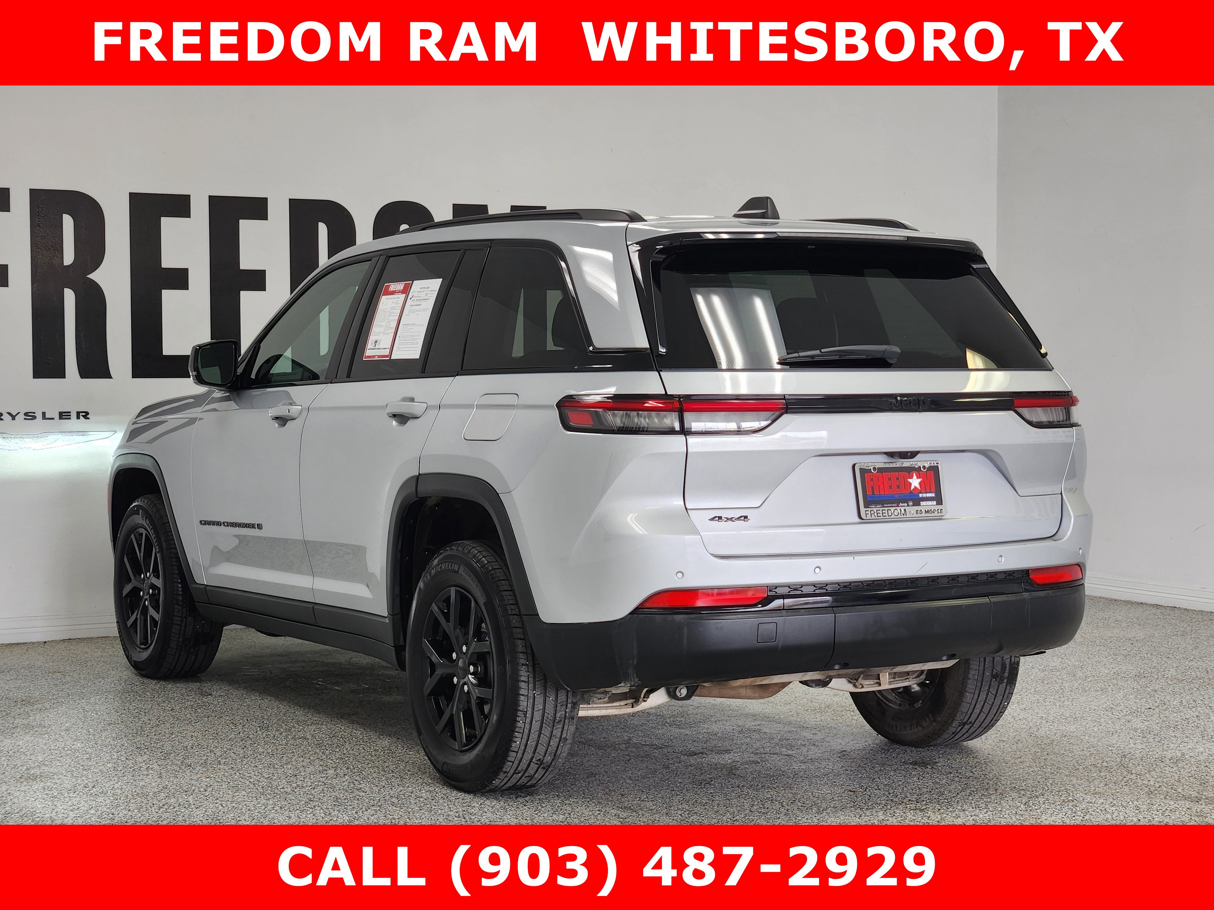 Used 2025 Jeep Grand Cherokee Altitude AWD/4WD image 3