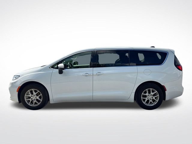 Used 2023 Chrysler Pacifica Touring-L FWD image 3