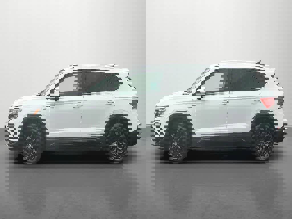 Used 2022 Volkswagen Taos SE w/ Panoramic Sunroof Package image 3