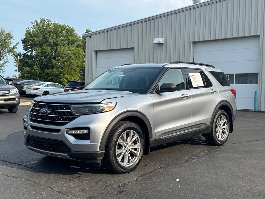 Used 2023 Ford Explorer XLT w/ Equipment Group 202A AWD/4WD image 3