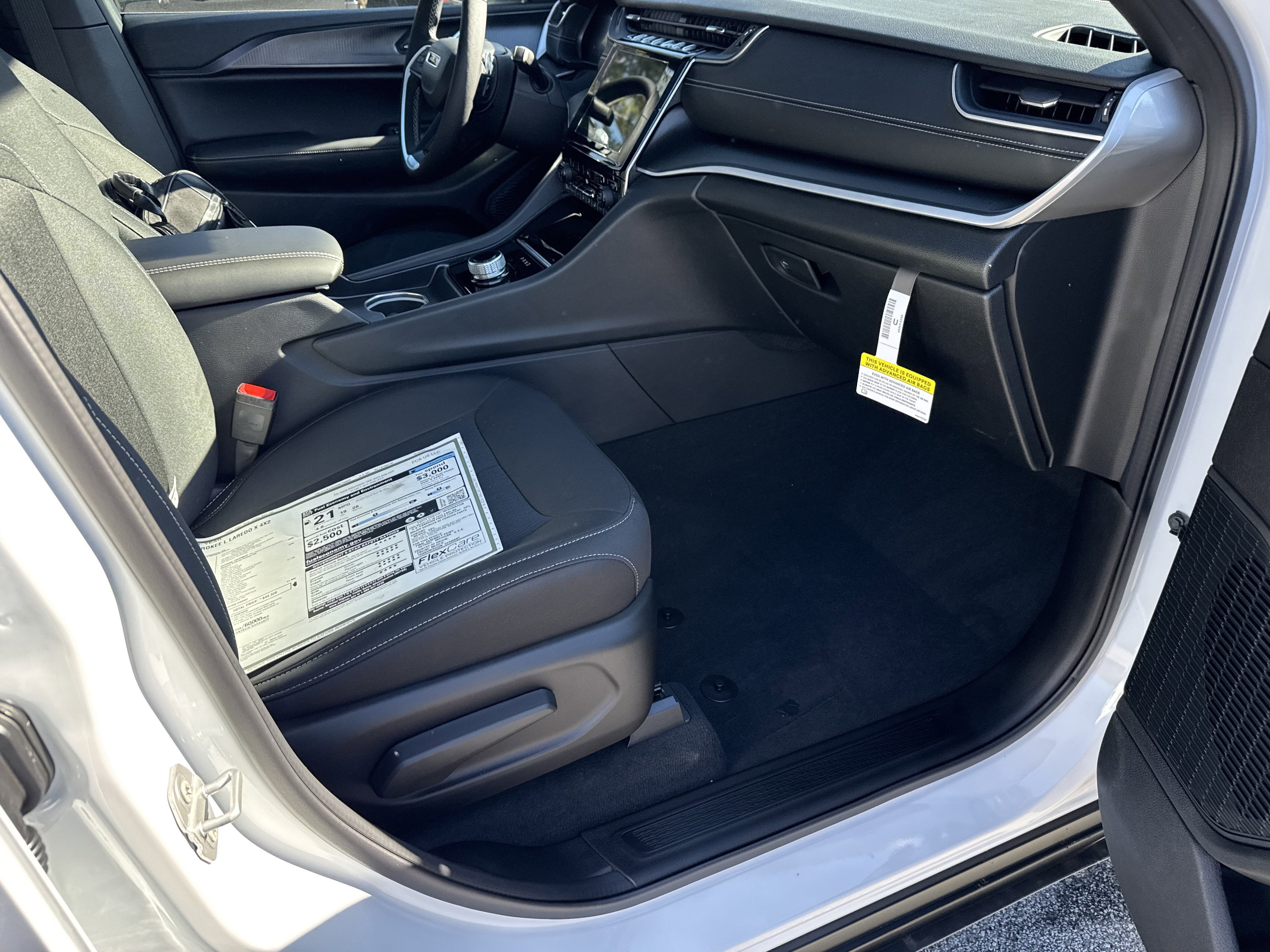 New 2025 Jeep Grand Cherokee L Laredo w/ Luxury Tech Group I image 18