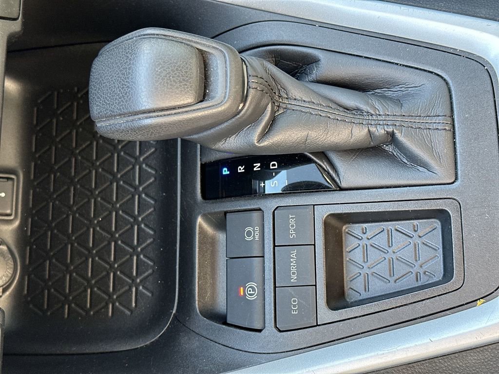 Used 2021 Toyota RAV4 LE image 23