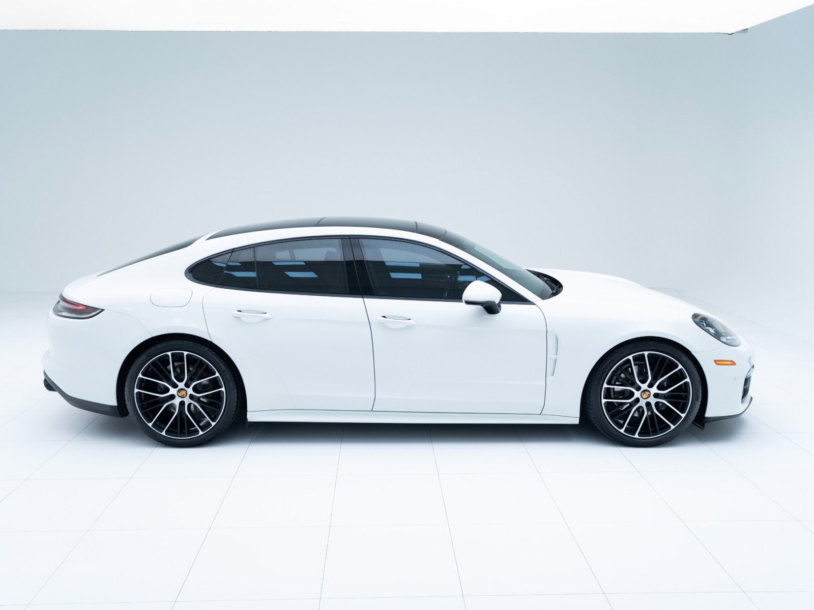 Certified 2023 Porsche Panamera Platinum Edition image 8