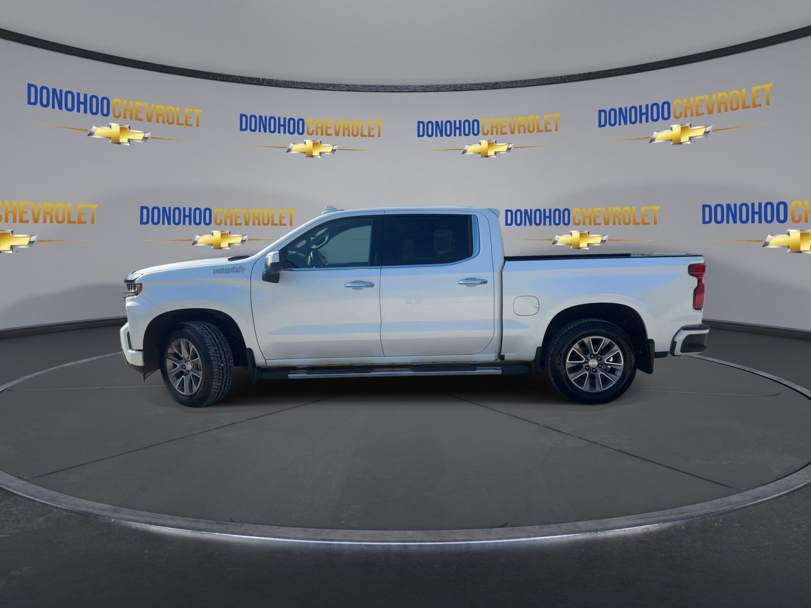 Used 2020 Chevrolet Silverado 1500 High Country w/ Technology Package AWD/4WD image 8