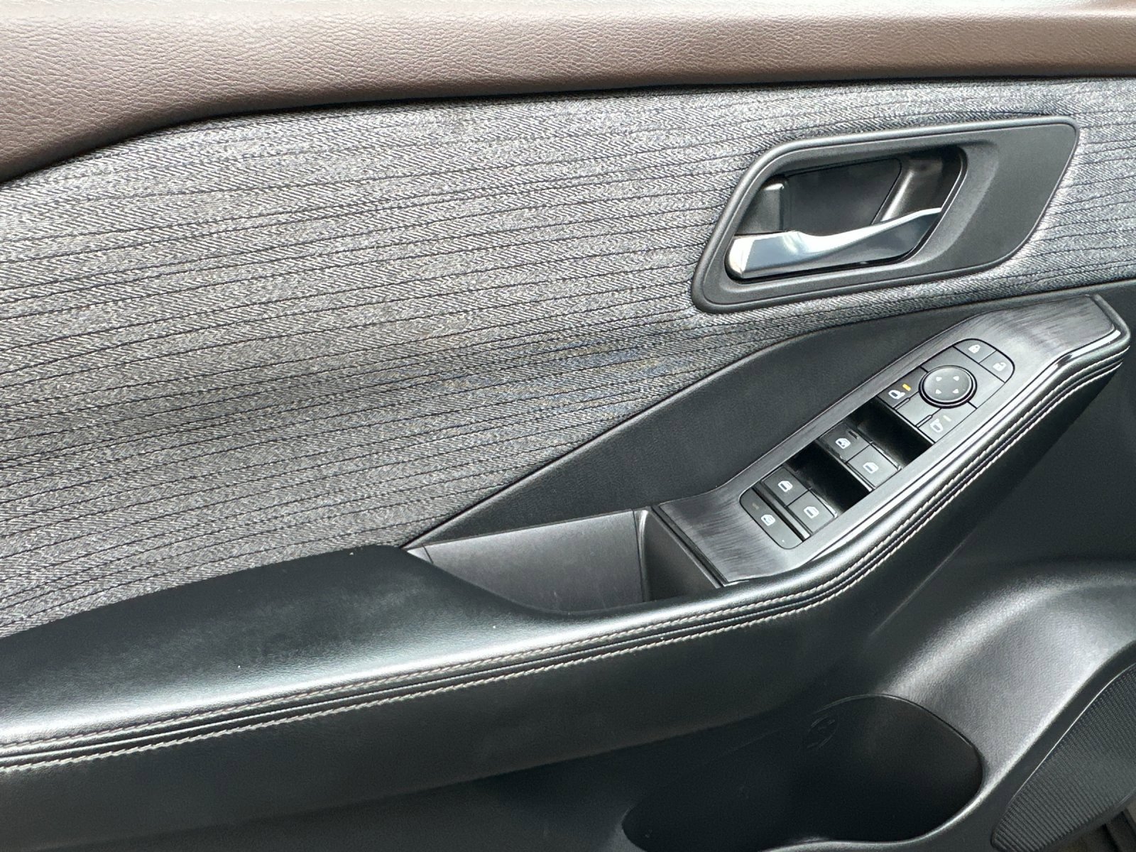 Used 2023 Nissan Rogue SV image 11