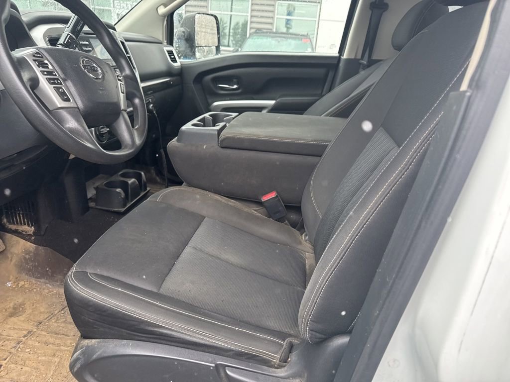 Used 2017 Nissan Titan SV image 10