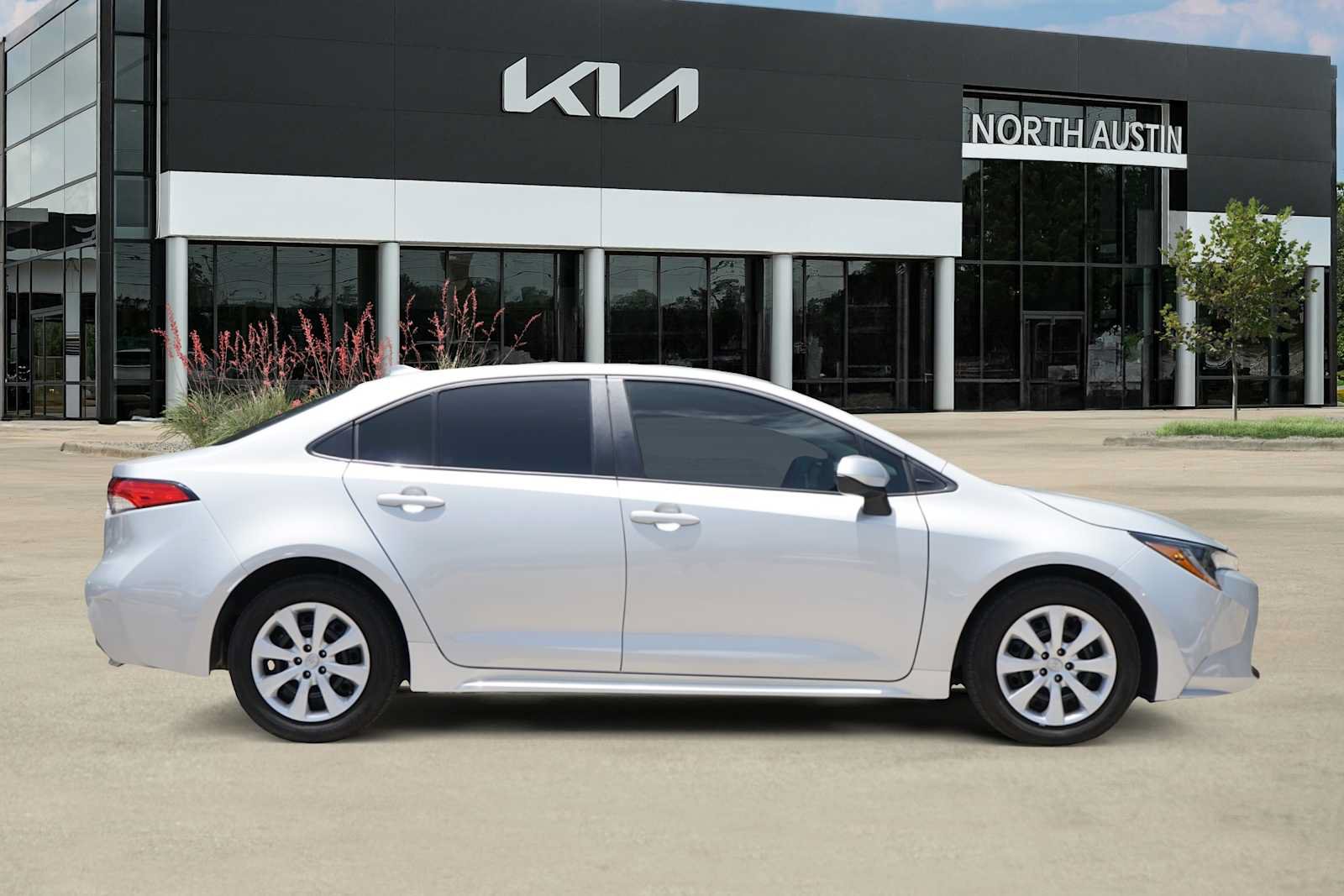 Used 2025 Toyota Corolla LE FWD image 5