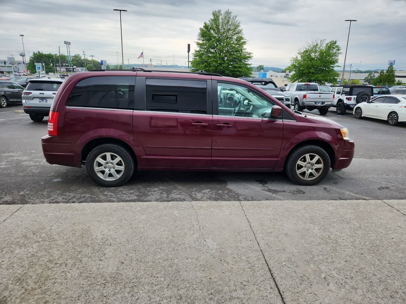 Used 2008 Chrysler Town & Country Touring FWD image 6
