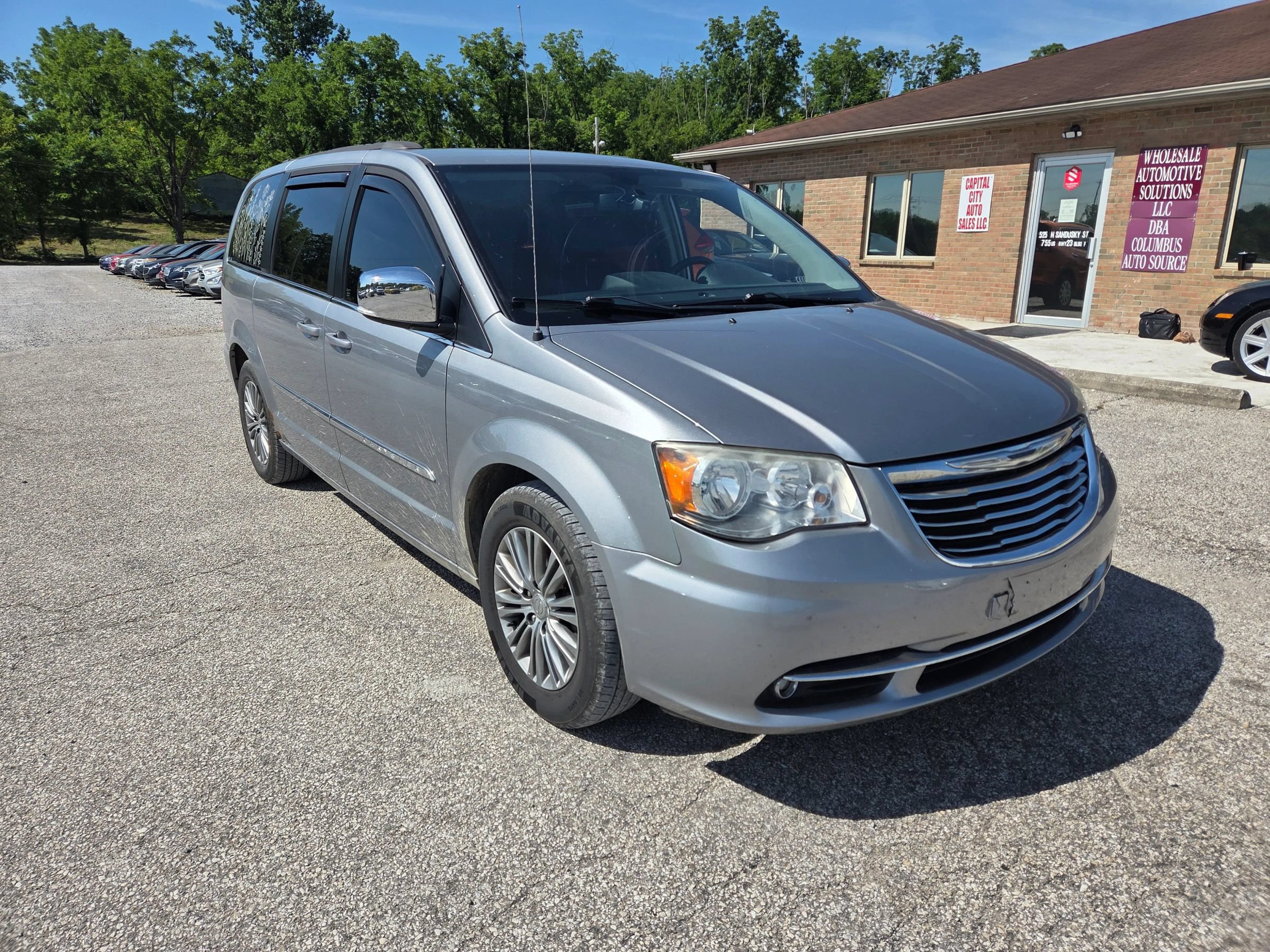 Used 2014 Chrysler Town & Country Touring-L FWD image 3