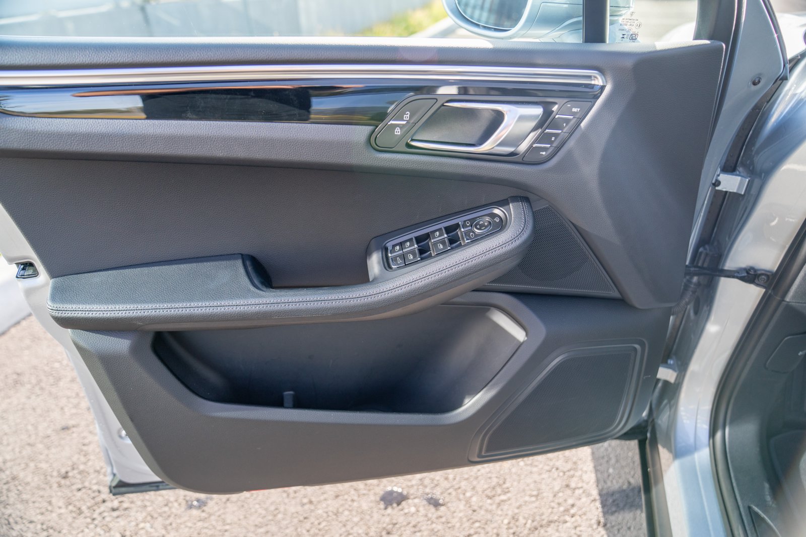 Certified 2026 Porsche Macan AWD/4WD image 10