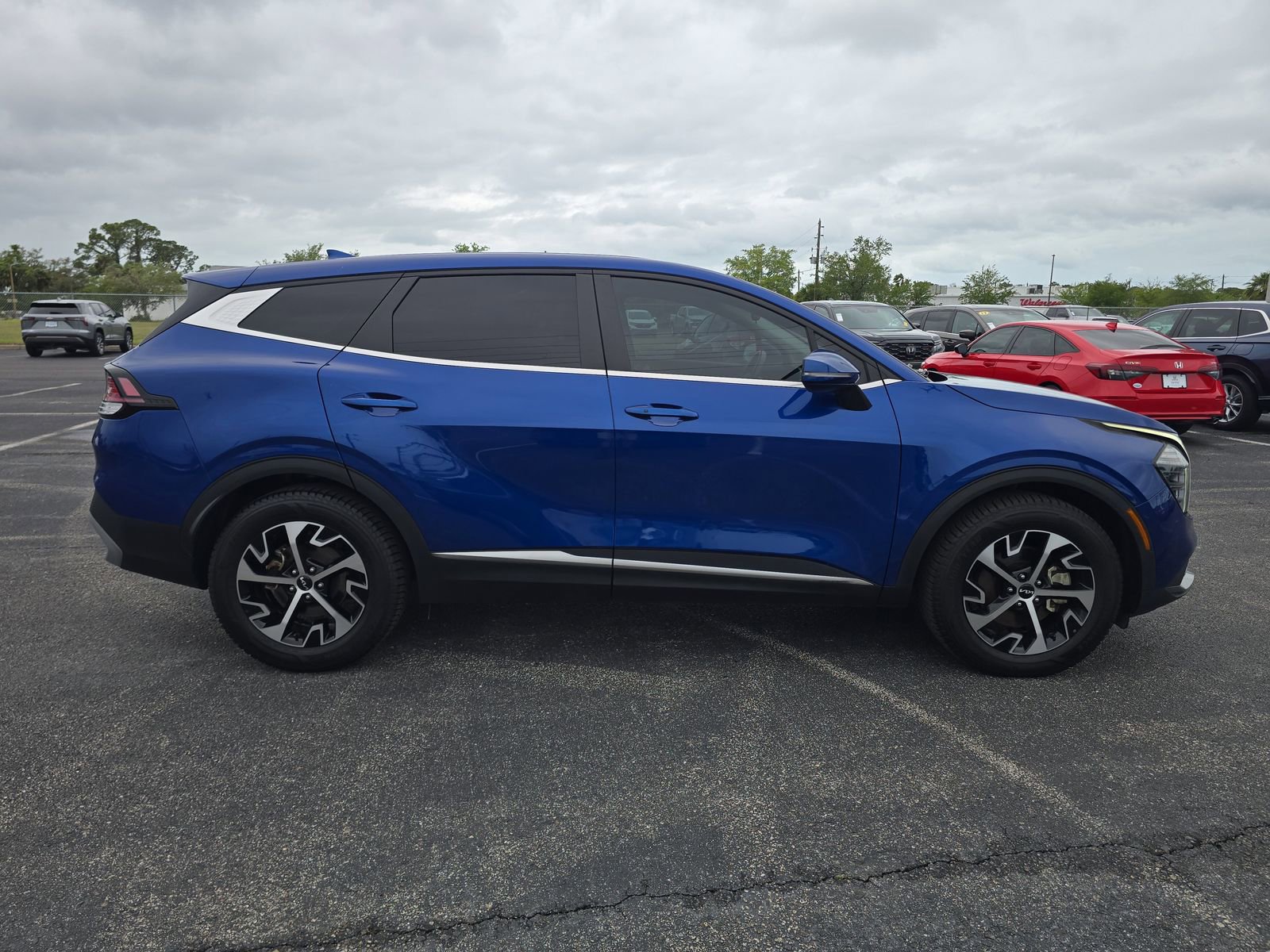Used 2024 Kia Sportage EX image 3