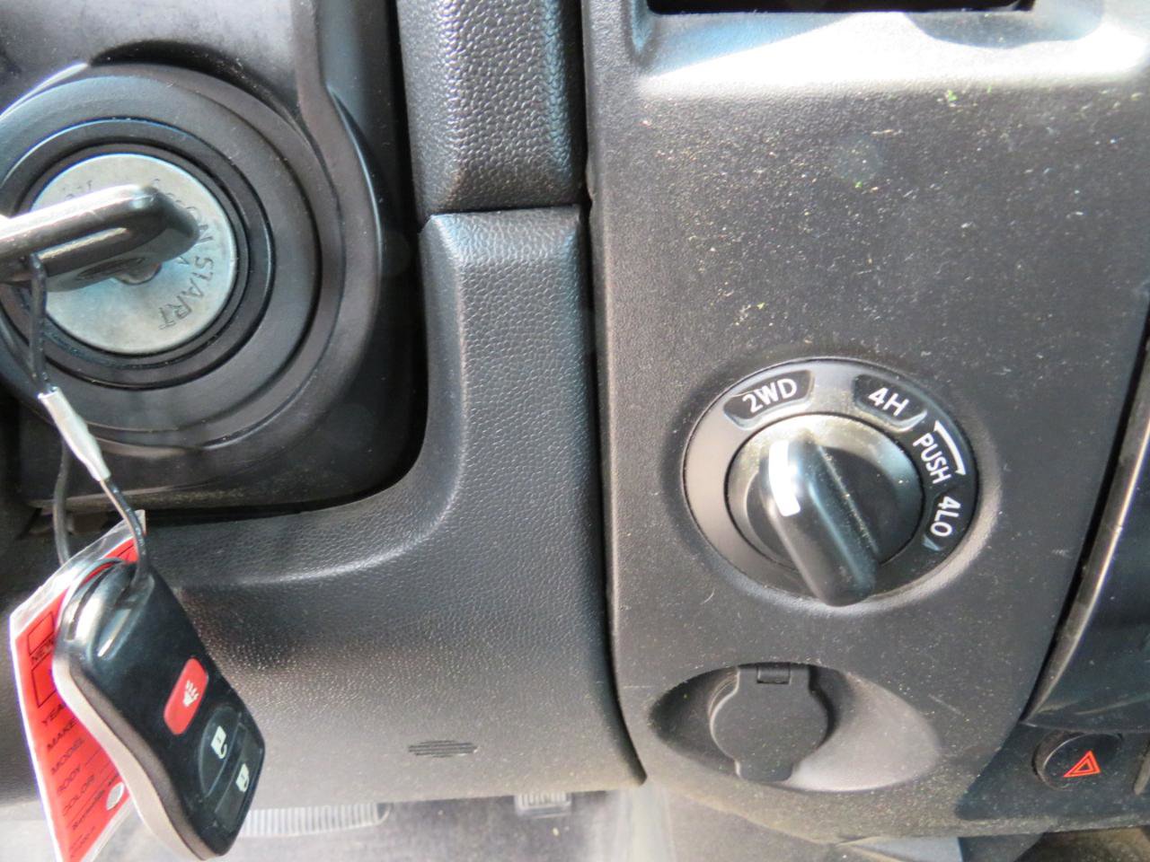 Used 2015 Nissan Titan SV w/ Tow Package AWD/4WD image 13