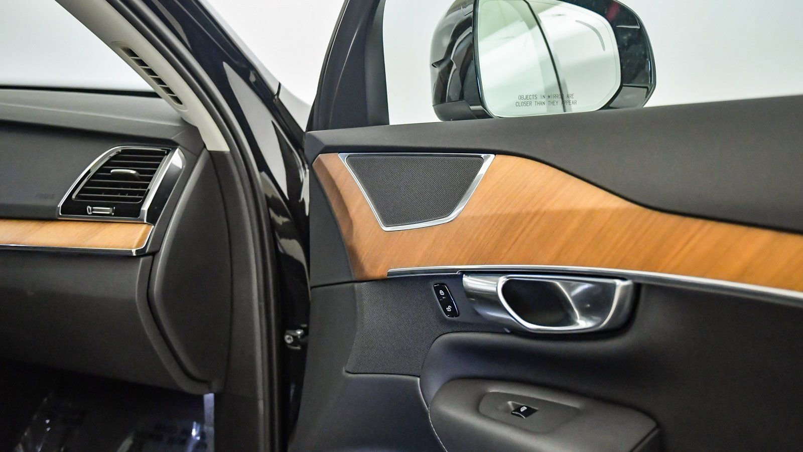 Used 2025 Volvo XC90 B6 Plus image 17