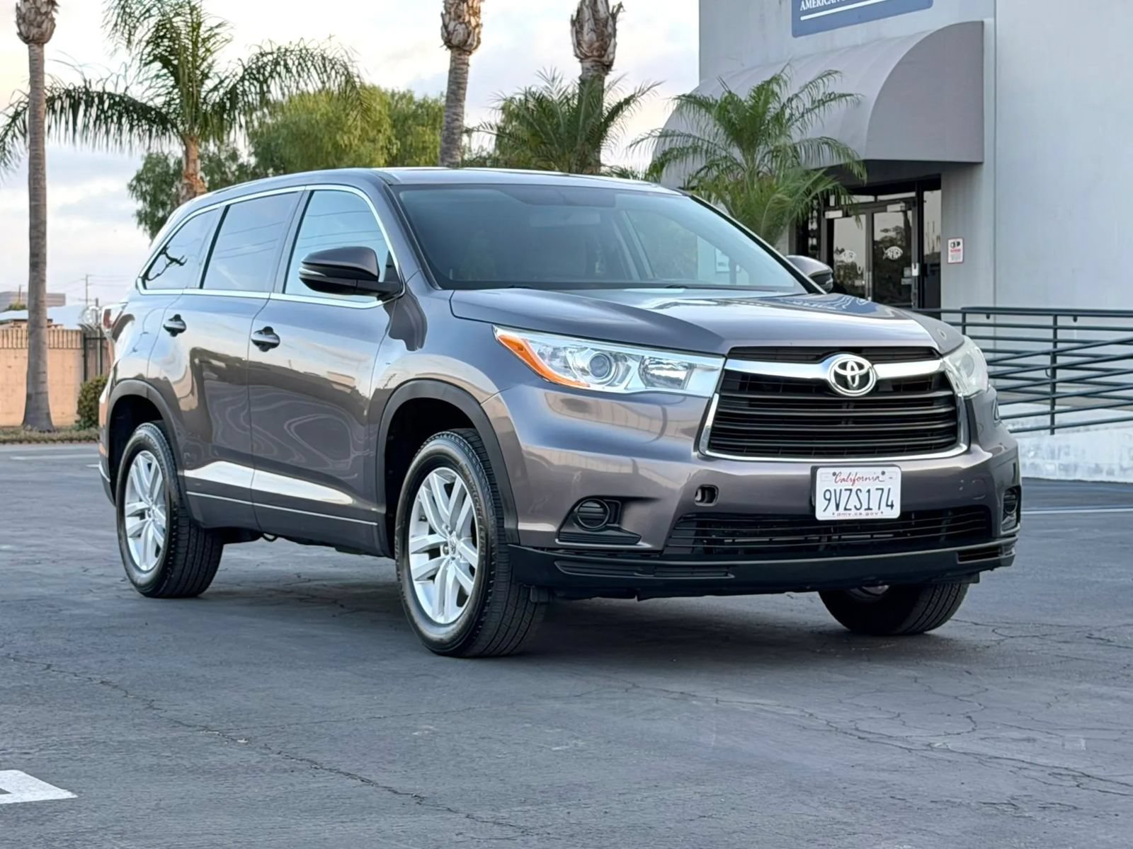 Used 2014 Toyota Highlander LE FWD image 2