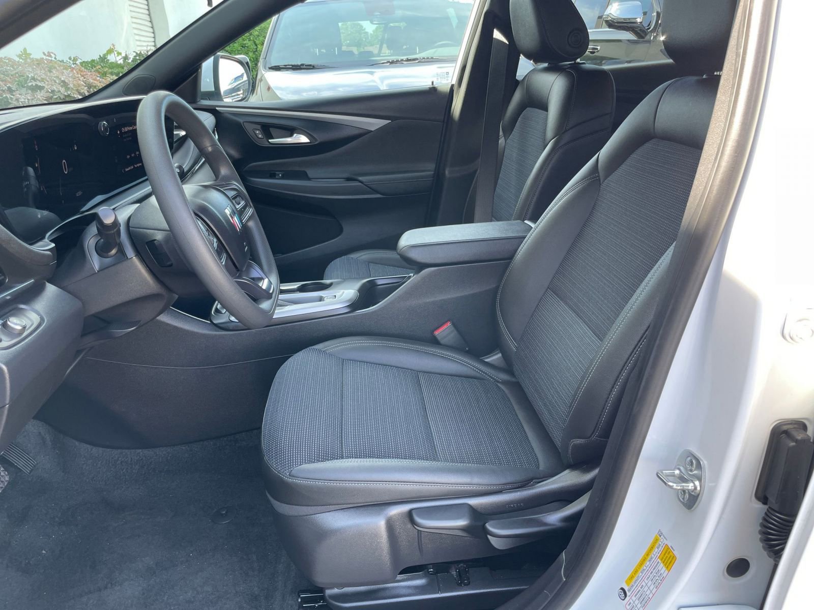 Used 2025 Buick Envista Preferred image 27