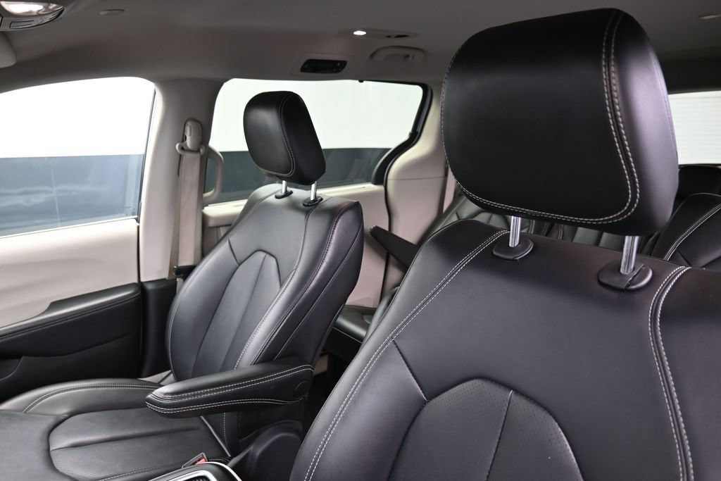 Used 2024 Chrysler Pacifica Touring-L FWD image 14