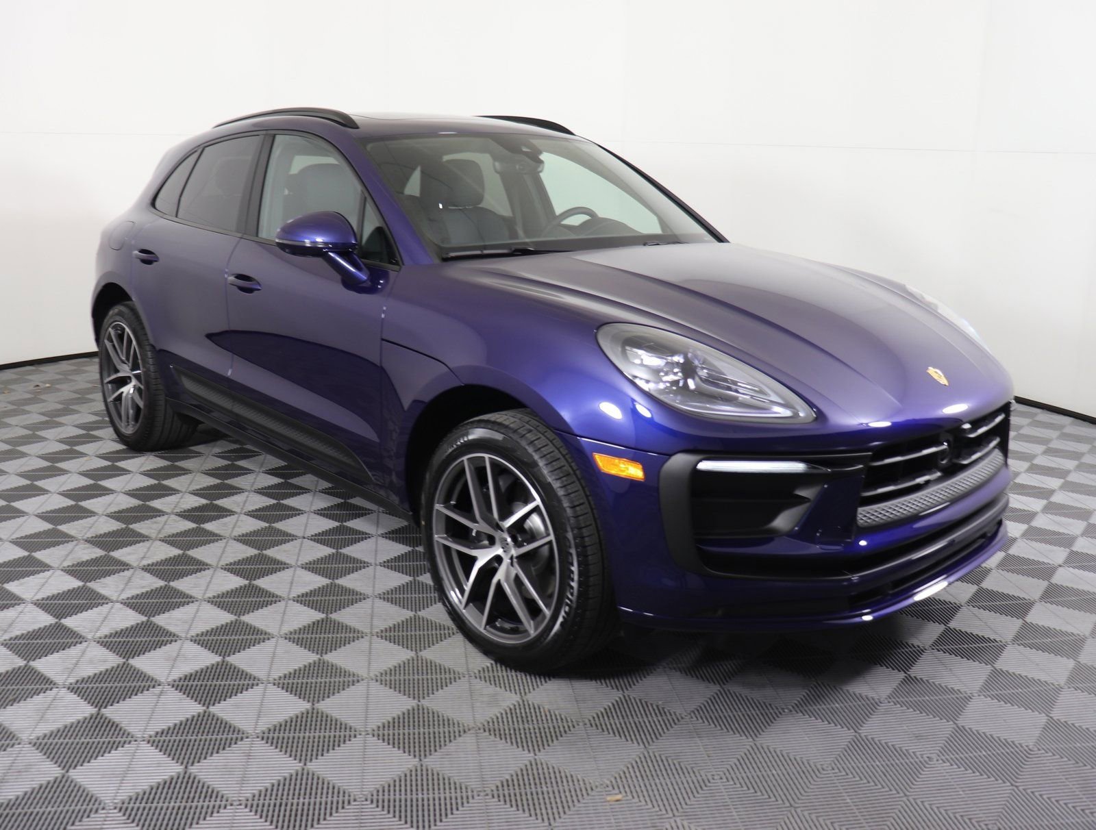 Certified 2025 Porsche Macan image 8
