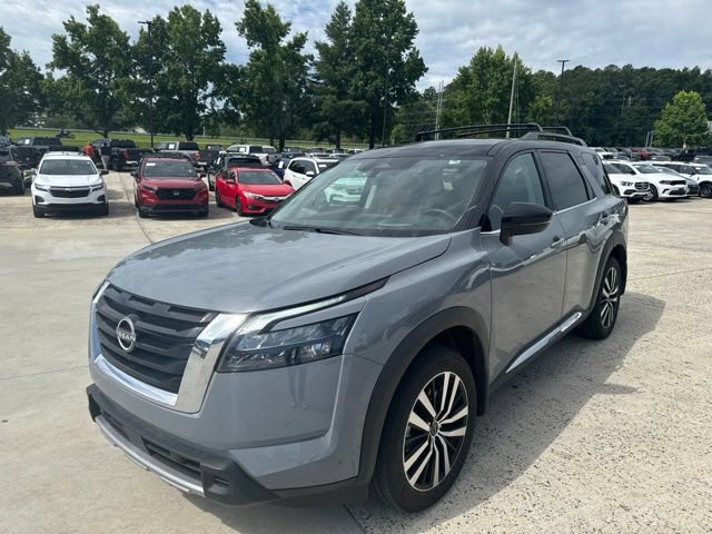Used 2025 Nissan Pathfinder Platinum FWD image 5
