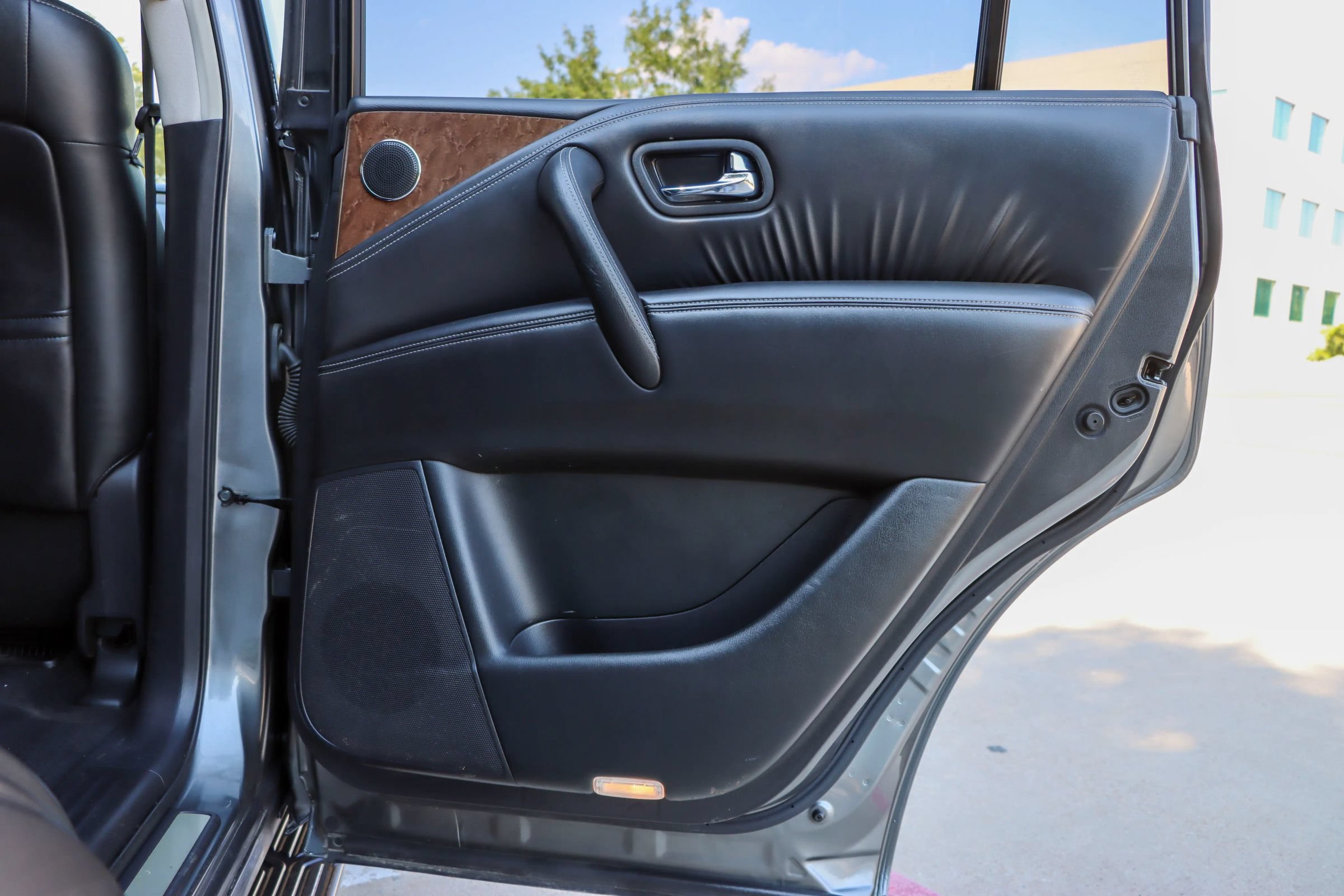 Used 2017 INFINITI QX80 4WD image 11