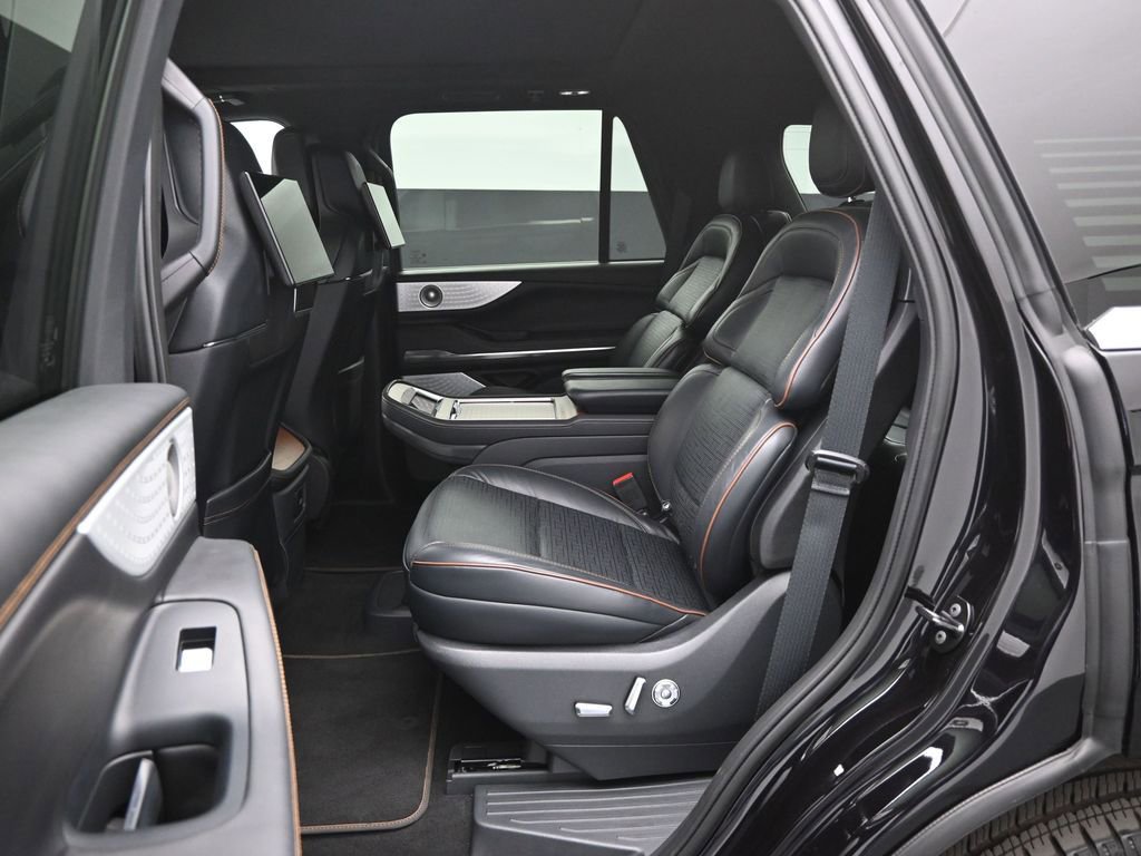 Used 2025 Lincoln Navigator Black Label image 11