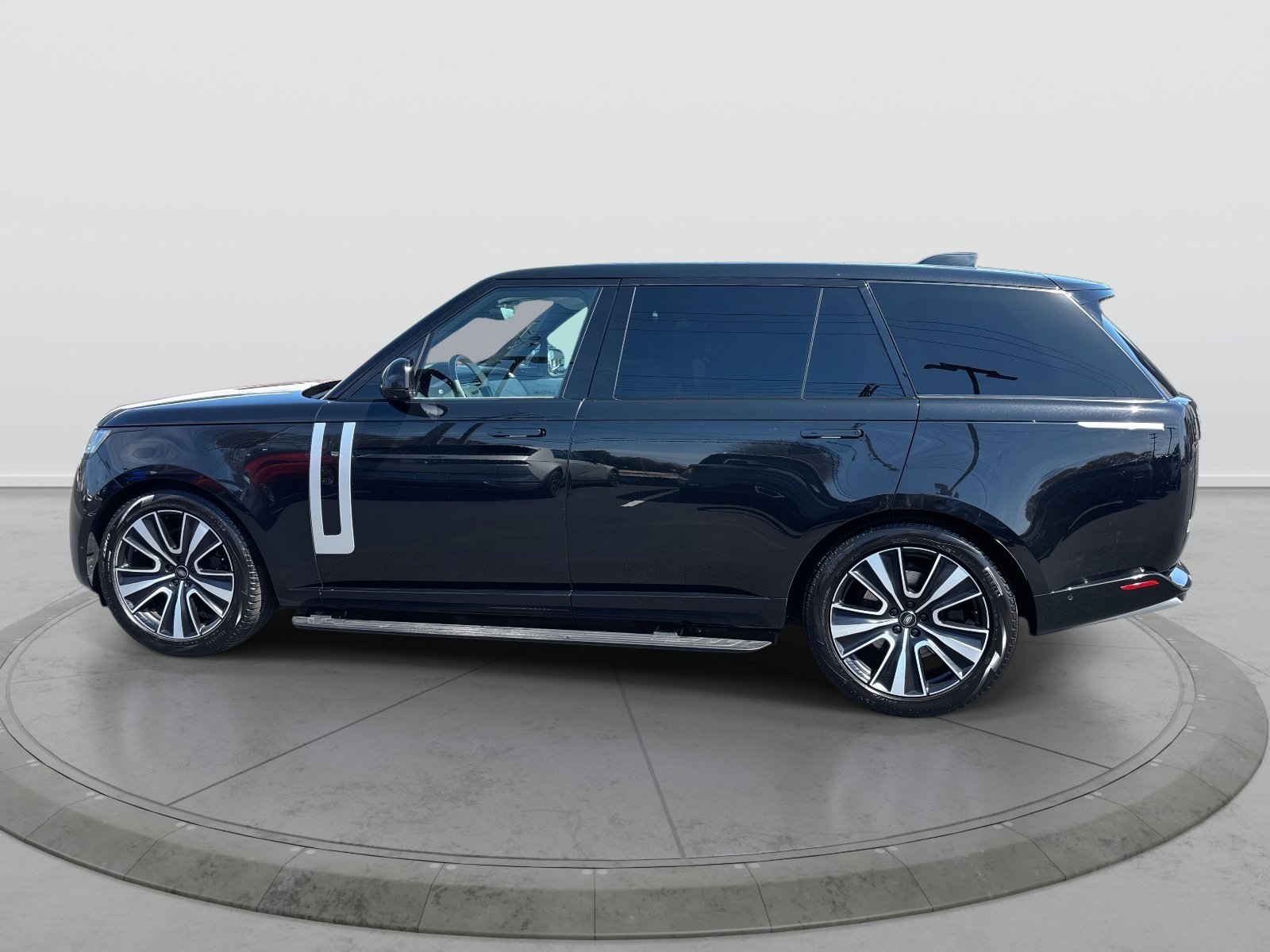 Used 2023 Land Rover Range Rover Long Wheelbase First Edition image 2