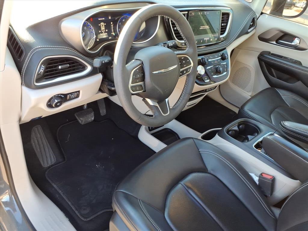 Used 2023 Chrysler Pacifica Touring-L image 13