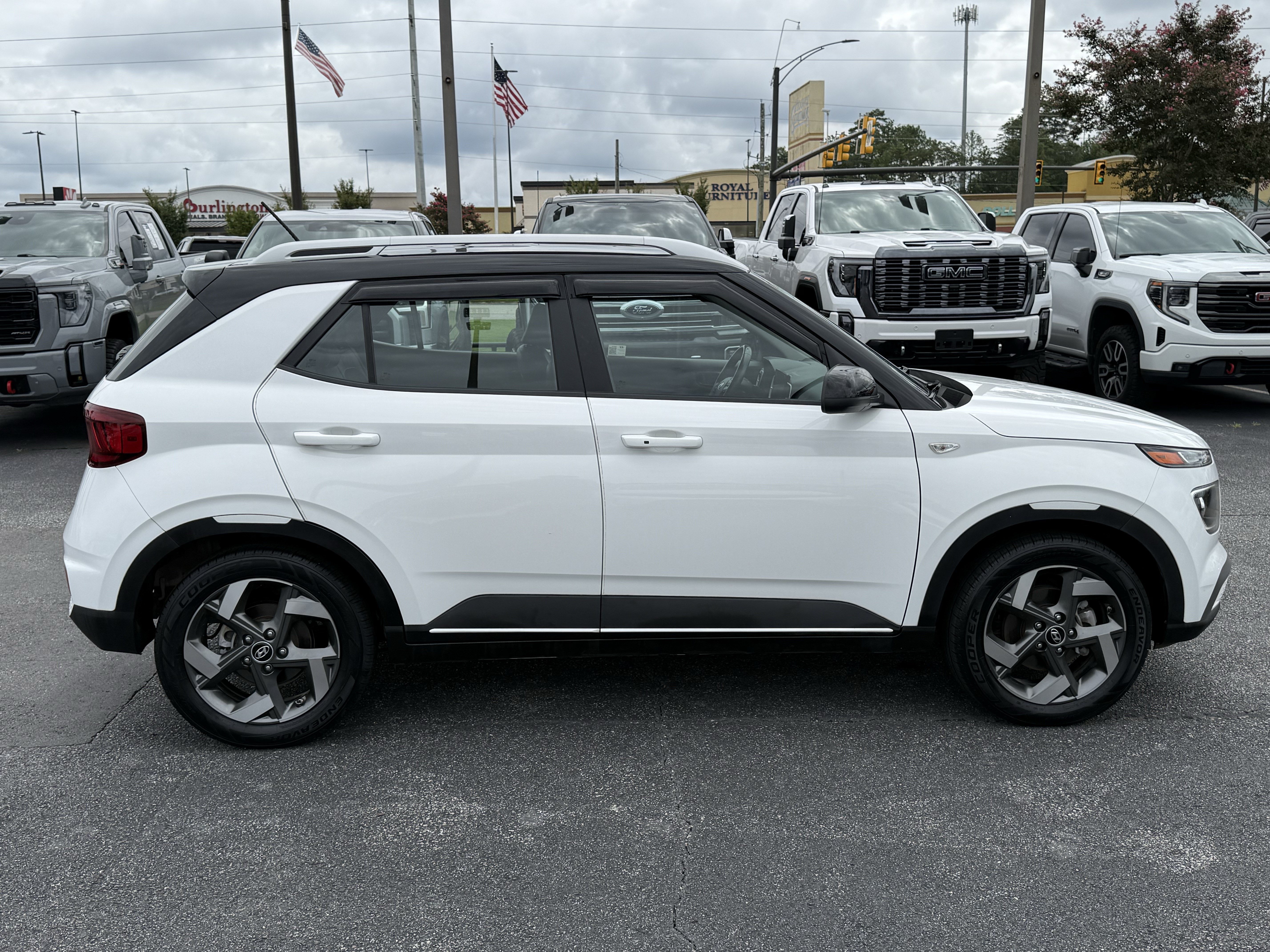Used 2024 Hyundai Venue Limited FWD image 11