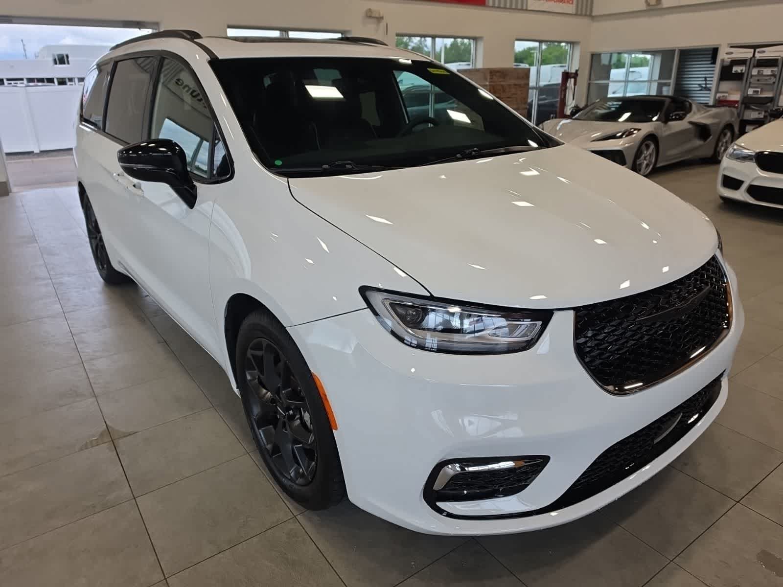 Used 2025 Chrysler Pacifica Limited FWD image 5