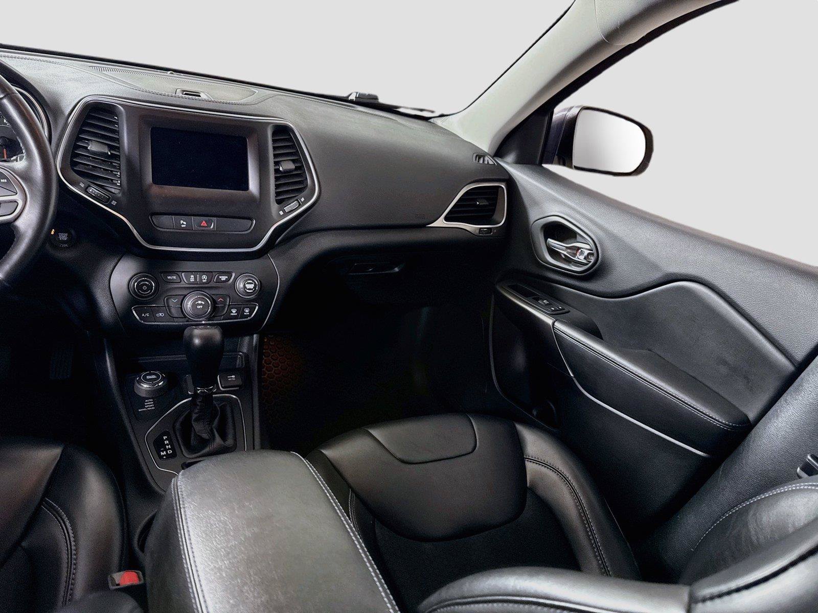 Used 2019 Jeep Cherokee Latitude Plus w/ Cold Weather Group AWD/4WD image 15
