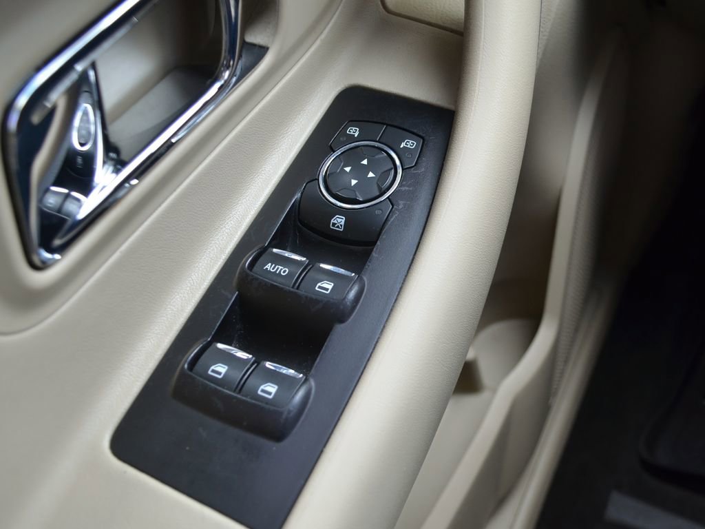 Used 2017 Ford Taurus SE FWD image 25
